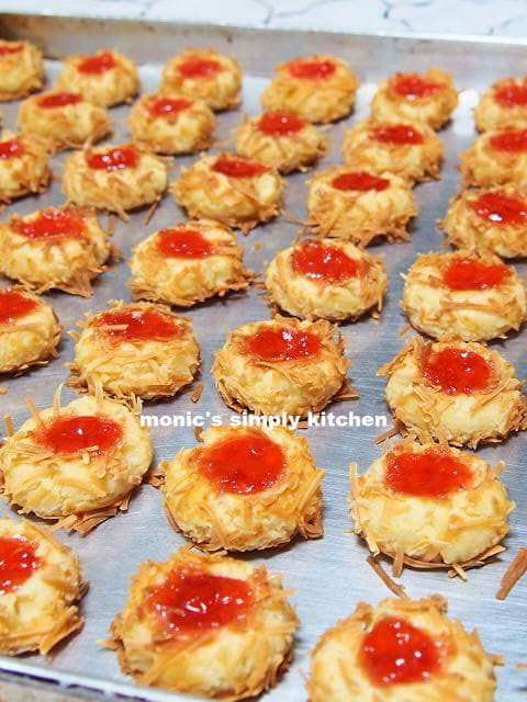 strawberry thumbprint cookies